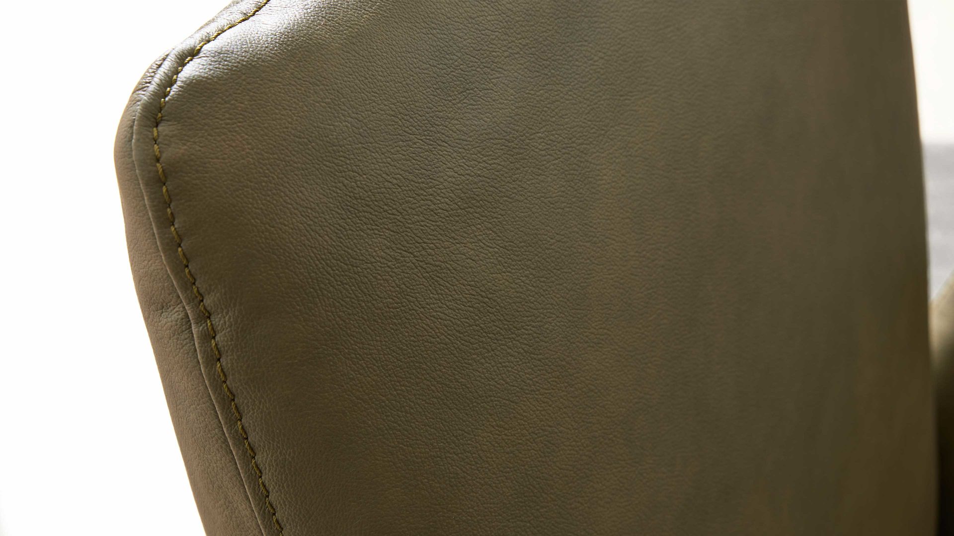 Eckbank Interliving aus Leder in Grün Interliving Esszimmer Serie 5504 - Eckbank grünes Leder EVI 33 & schwarzes Kufengestell S 355 - Stellfläche ca. 249 x 189 cm