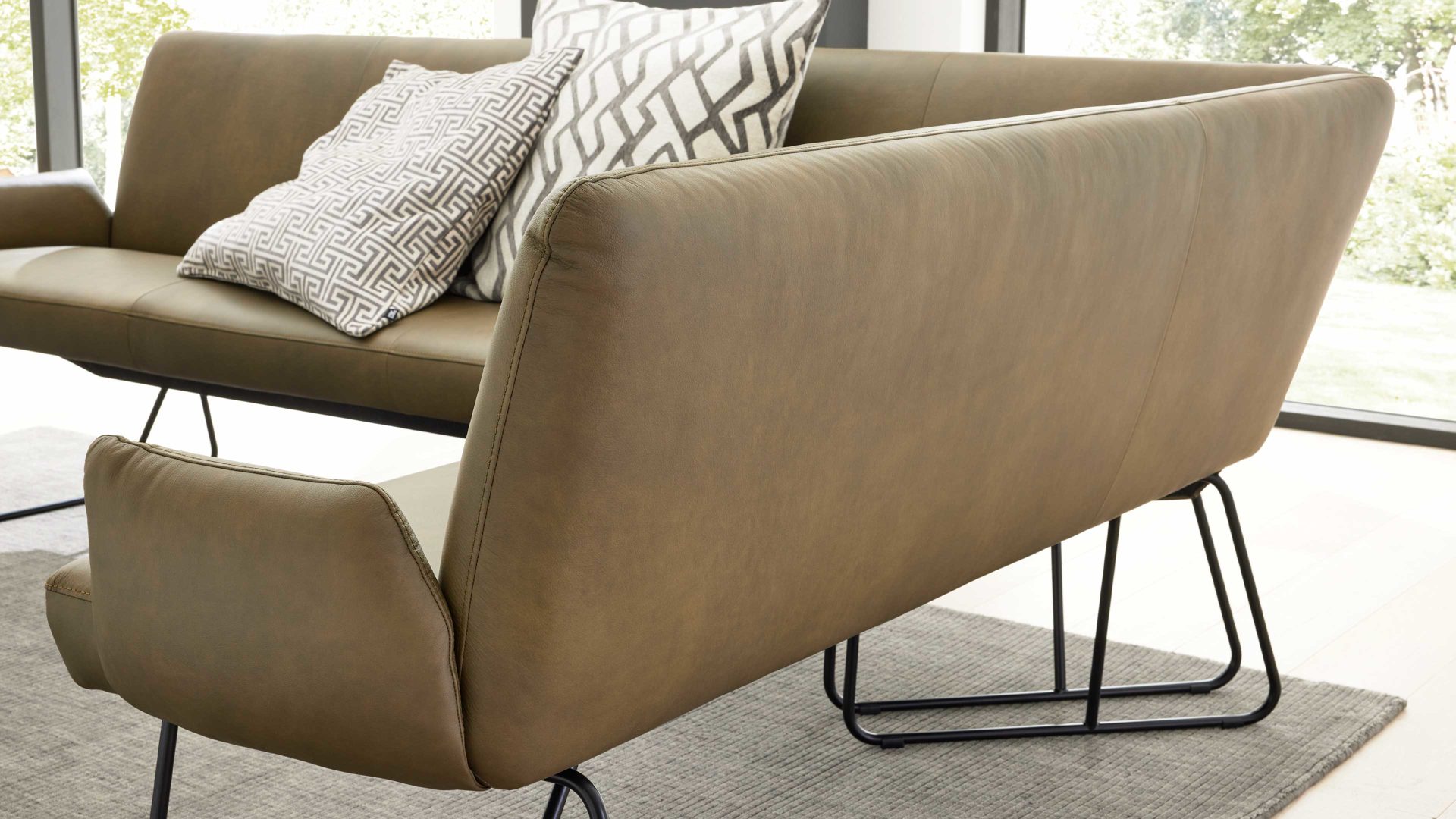 Eckbank Interliving aus Leder in Grün Interliving Esszimmer Serie 5504 - Eckbank grünes Leder EVI 33 & schwarzes Kufengestell S 355 - Stellfläche ca. 249 x 189 cm