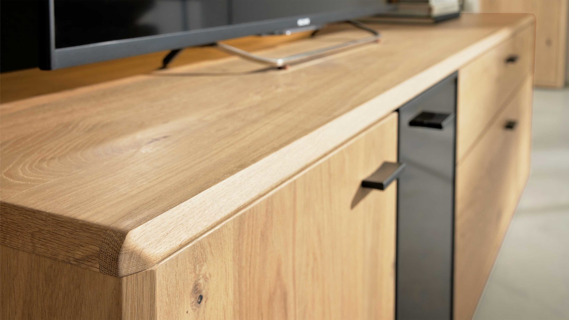 Lowboard Interliving aus Holz in Holzfarben Interliving Wohnzimmer Serie 2024 - TV-Element 03 Eiche & Schwarzglas -zwei Türen, zwei Schubladen, Breite ca. 205 cm