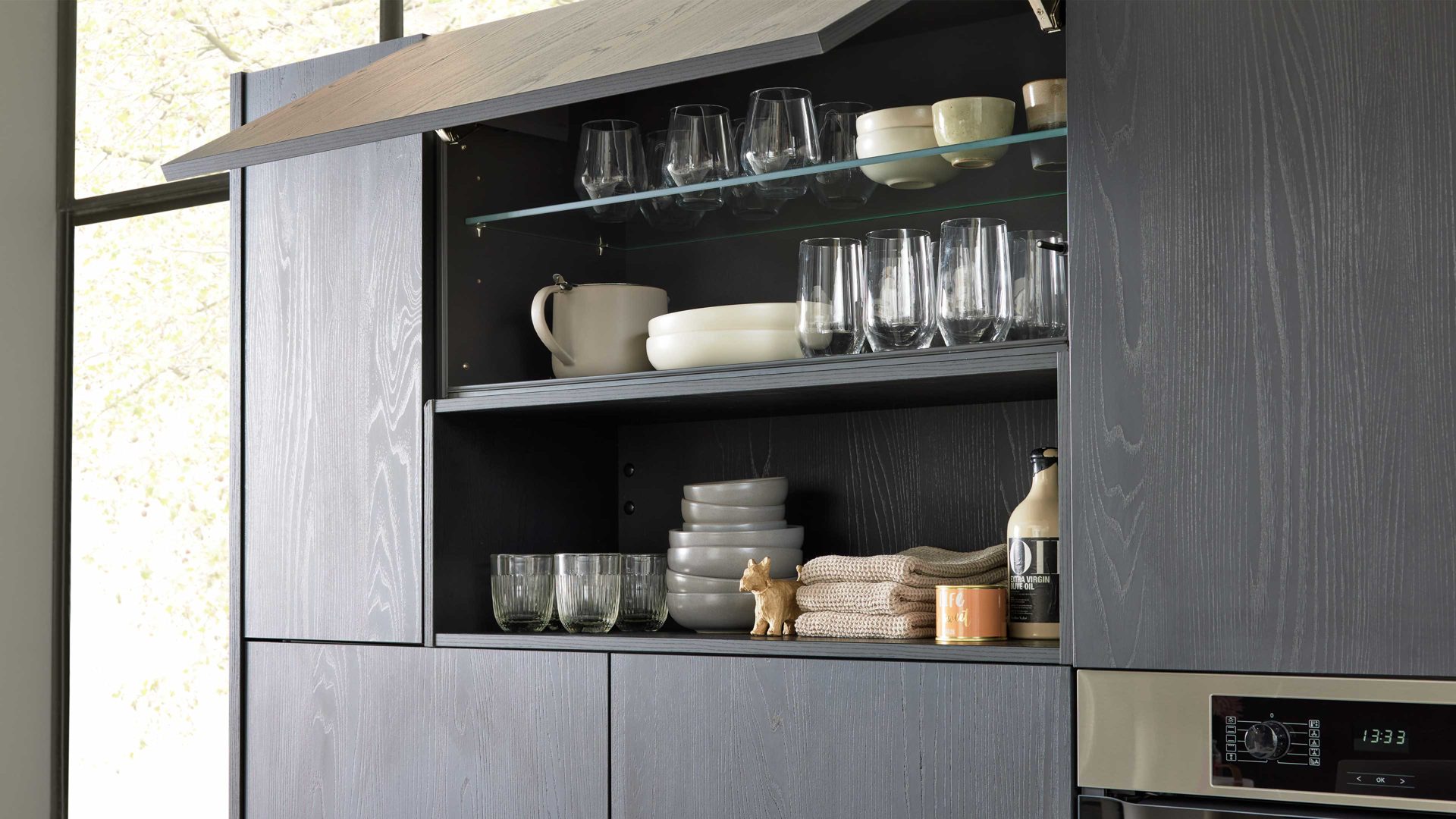 Einbauküche Interliving aus Holz in Schwarz Interliving Küche Serie 3056 mit Miele Einbaugeräten Eiche Nero & Platingrau – Stellfläche ca. 400 x 285 cm