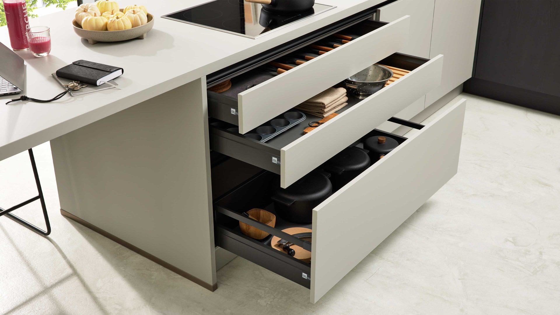 Einbauküche Interliving aus Holz in Schwarz Interliving Küche Serie 3056 mit Miele Einbaugeräten Eiche Nero & Platingrau – Stellfläche ca. 400 x 285 cm