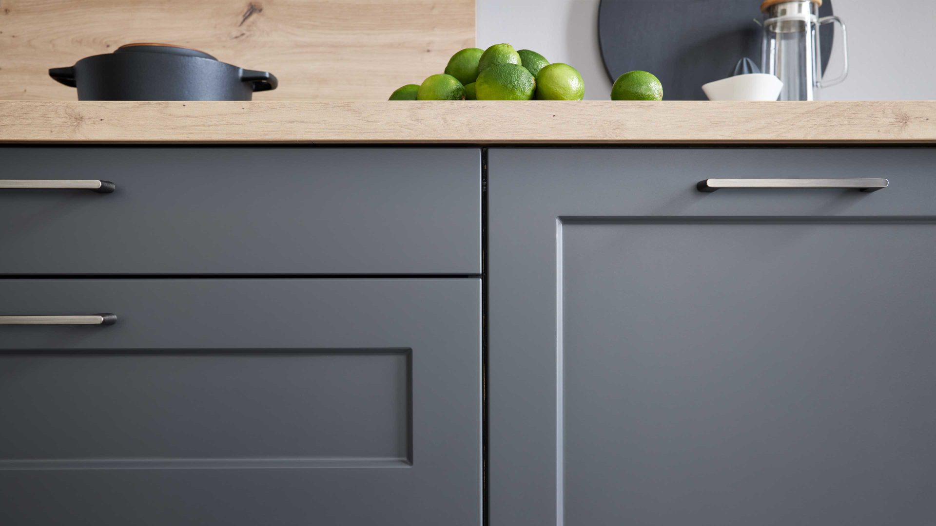 Einbauküche WERT KÜCHE® aus Holz in Schwarz WERT KÜCHE® Vivien mit SIEMENS Einbaugeräten Lavaschwarz Satin & Wildeiche natur - zweizeilig