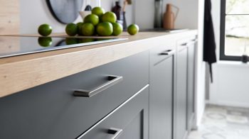 Einbauküche WERT KÜCHE® aus Holz in Schwarz WERT KÜCHE® Vivien mit SIEMENS Einbaugeräten Lavaschwarz Satin & Wildeiche natur - zweizeilig