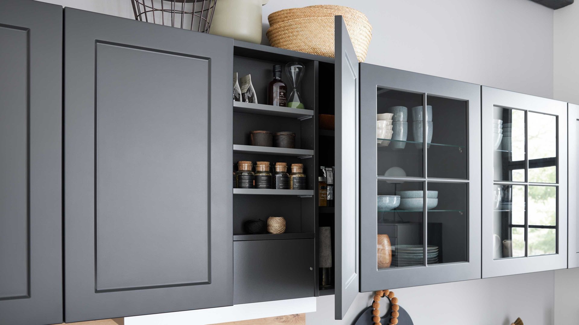 Einbauküche WERT KÜCHE® aus Holz in Schwarz WERT KÜCHE® Vivien mit SIEMENS Einbaugeräten Lavaschwarz Satin & Wildeiche natur - zweizeilig