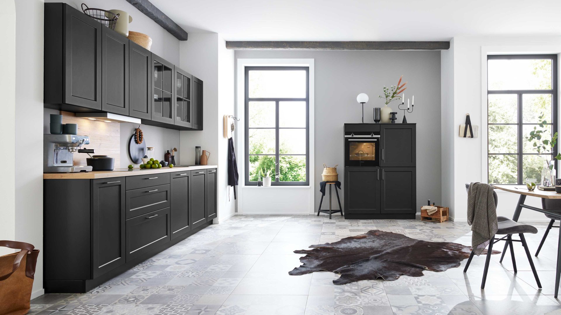Einbauküche WERT KÜCHE® aus Holz in Schwarz WERT KÜCHE® Vivien mit SIEMENS Einbaugeräten Lavaschwarz Satin & Wildeiche natur - zweizeilig