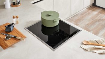 Einbauküche WERT KÜCHE® aus Holz in Beige WERT KÜCHE® Ella mit Constructa Einbaugeräten Muschelweiß & Schiefer Sand - Stellfläche ca. 420 x 250 cm