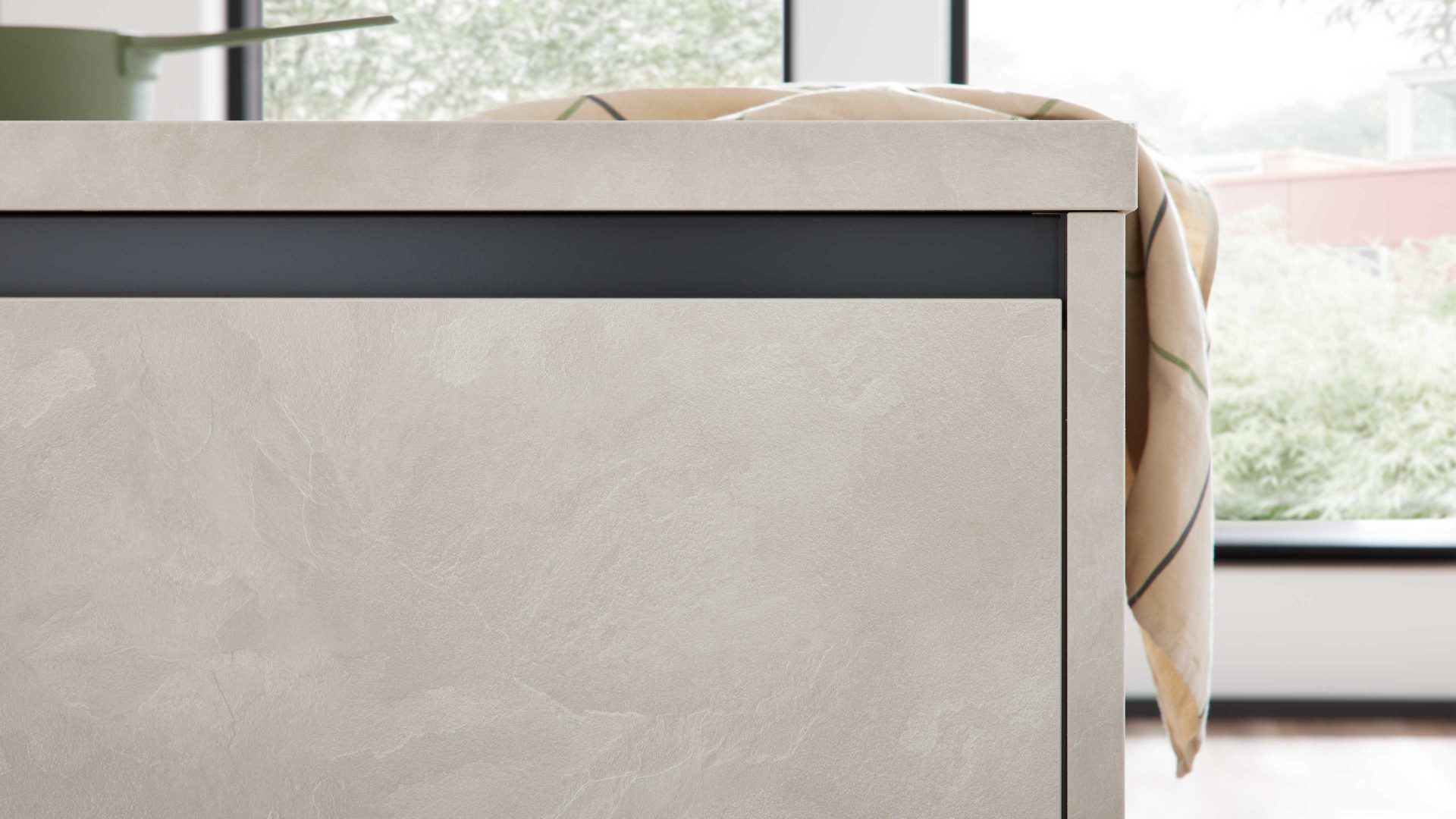 Einbauküche WERT KÜCHE® aus Holz in Beige WERT KÜCHE® Ella mit Constructa Einbaugeräten Muschelweiß & Schiefer Sand - Stellfläche ca. 420 x 250 cm