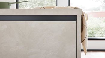 Einbauküche WERT KÜCHE® aus Holz in Beige WERT KÜCHE® Ella mit Constructa Einbaugeräten Muschelweiß & Schiefer Sand - Stellfläche ca. 420 x 250 cm