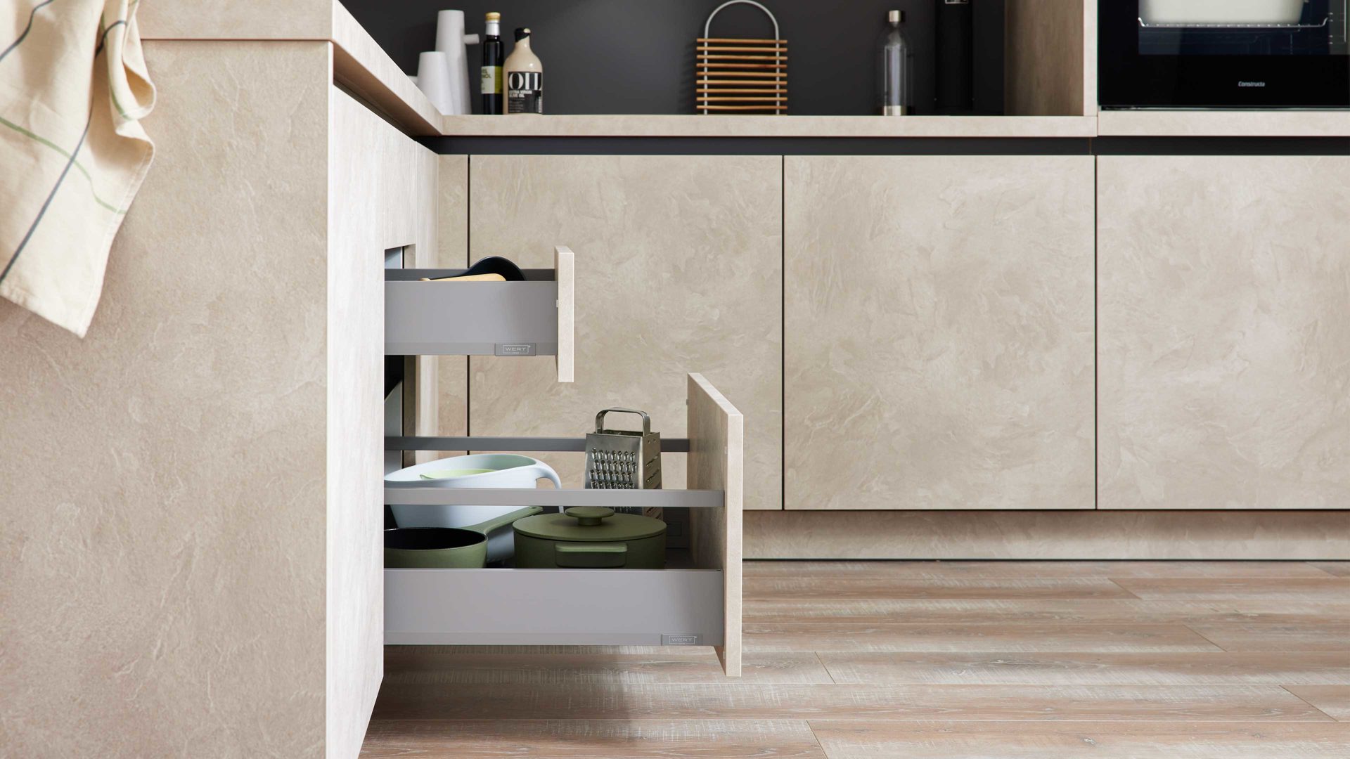 Einbauküche WERT KÜCHE® aus Holz in Beige WERT KÜCHE® Ella mit Constructa Einbaugeräten Muschelweiß & Schiefer Sand - Stellfläche ca. 420 x 250 cm