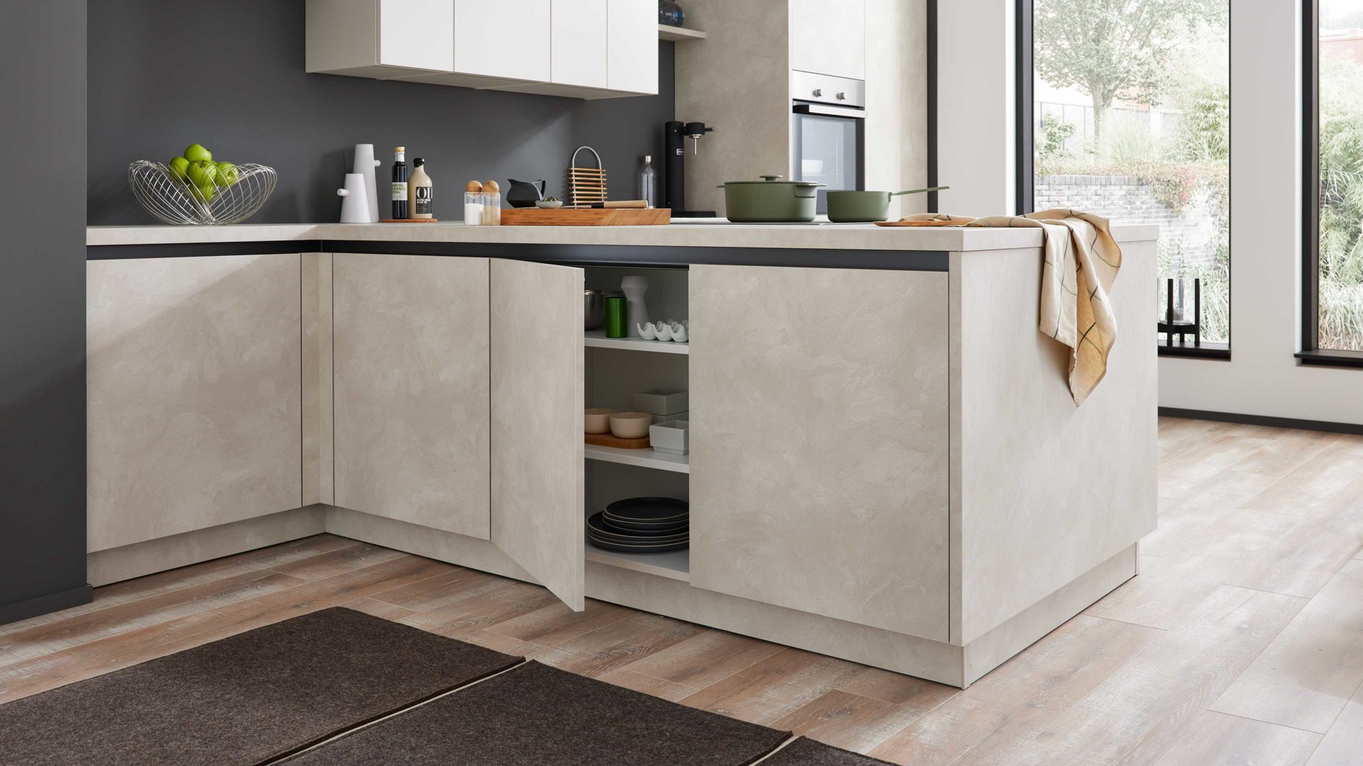 Einbauküche WERT KÜCHE® aus Holz in Beige WERT KÜCHE® Ella mit Constructa Einbaugeräten Muschelweiß & Schiefer Sand - Stellfläche ca. 420 x 250 cm