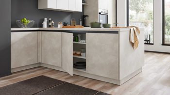 Einbauküche WERT KÜCHE® aus Holz in Beige WERT KÜCHE® Ella mit Constructa Einbaugeräten Muschelweiß & Schiefer Sand - Stellfläche ca. 420 x 250 cm