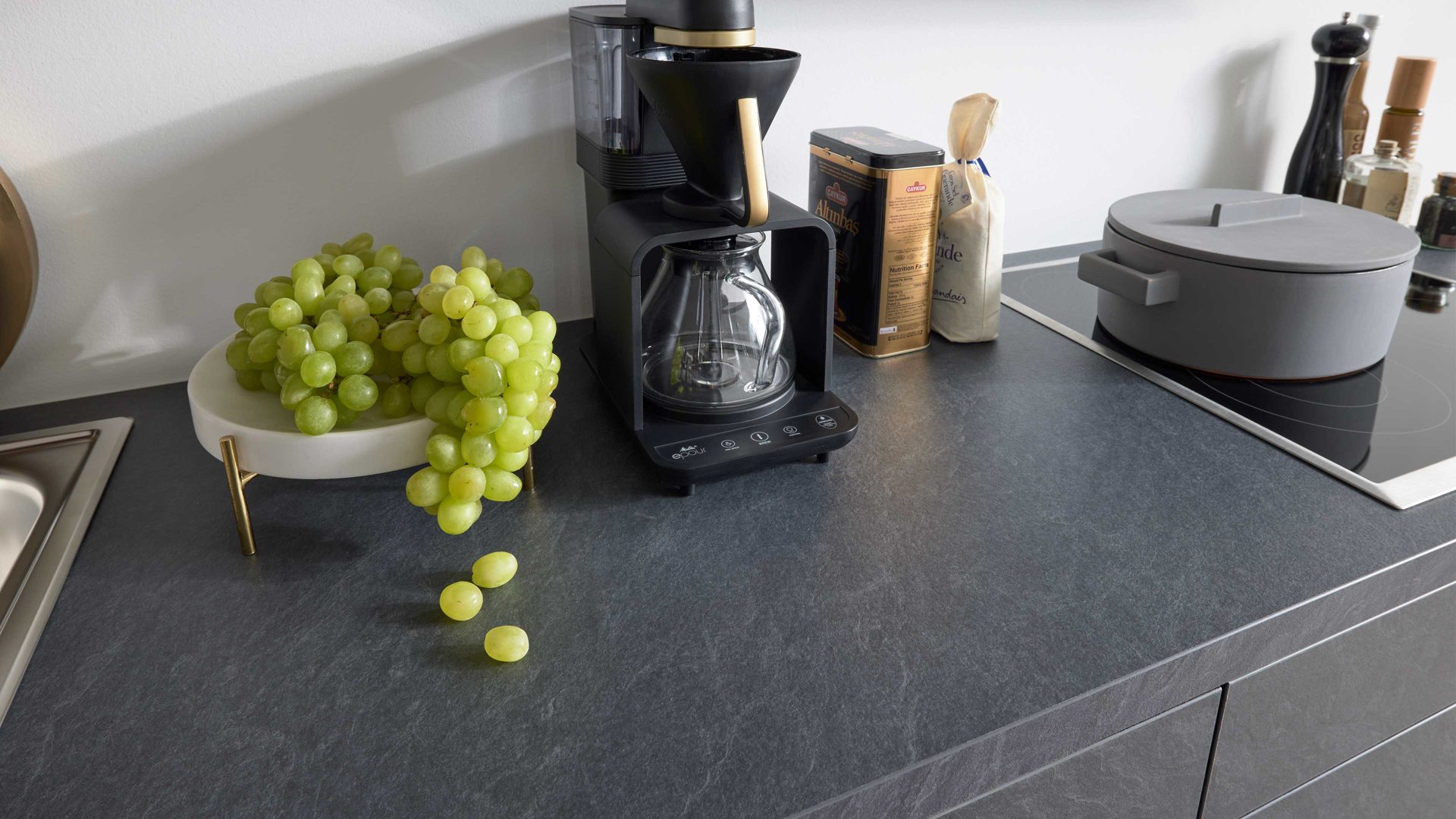 Einbauküche WERT KÜCHE® aus Holz in Dunkelgrau WERT KÜCHE® Ella mit AEG Einbaugeräten Alvaro Schiefer & Indischrot - Länge ca. 403 cm