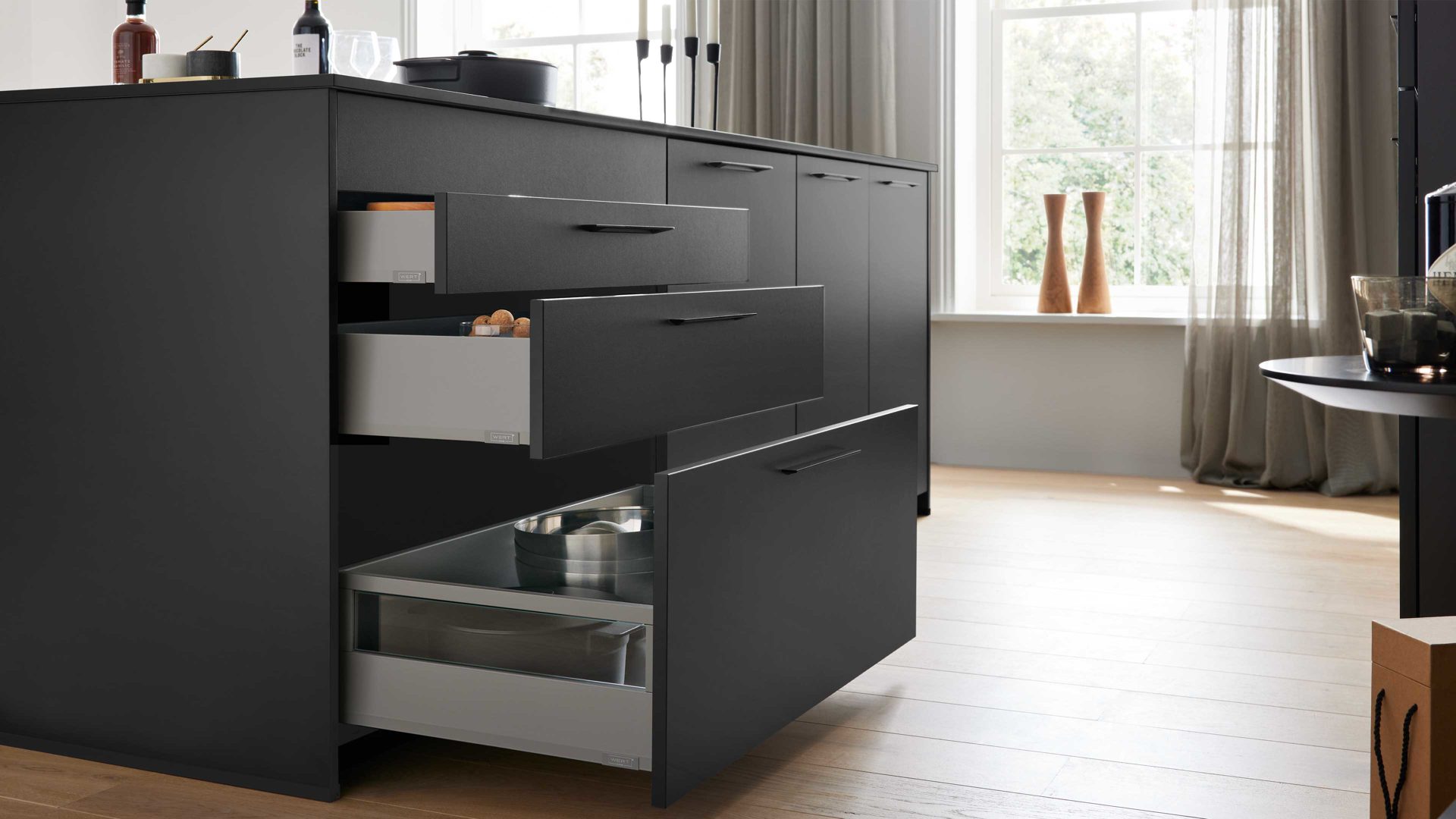 Einbauküche WERT KÜCHE® aus Holz in Schwarz WERT KÜCHE® Nora mit SIEMENS Einbaugeräten Lavaschwarz & Indischrot - zweizeilig