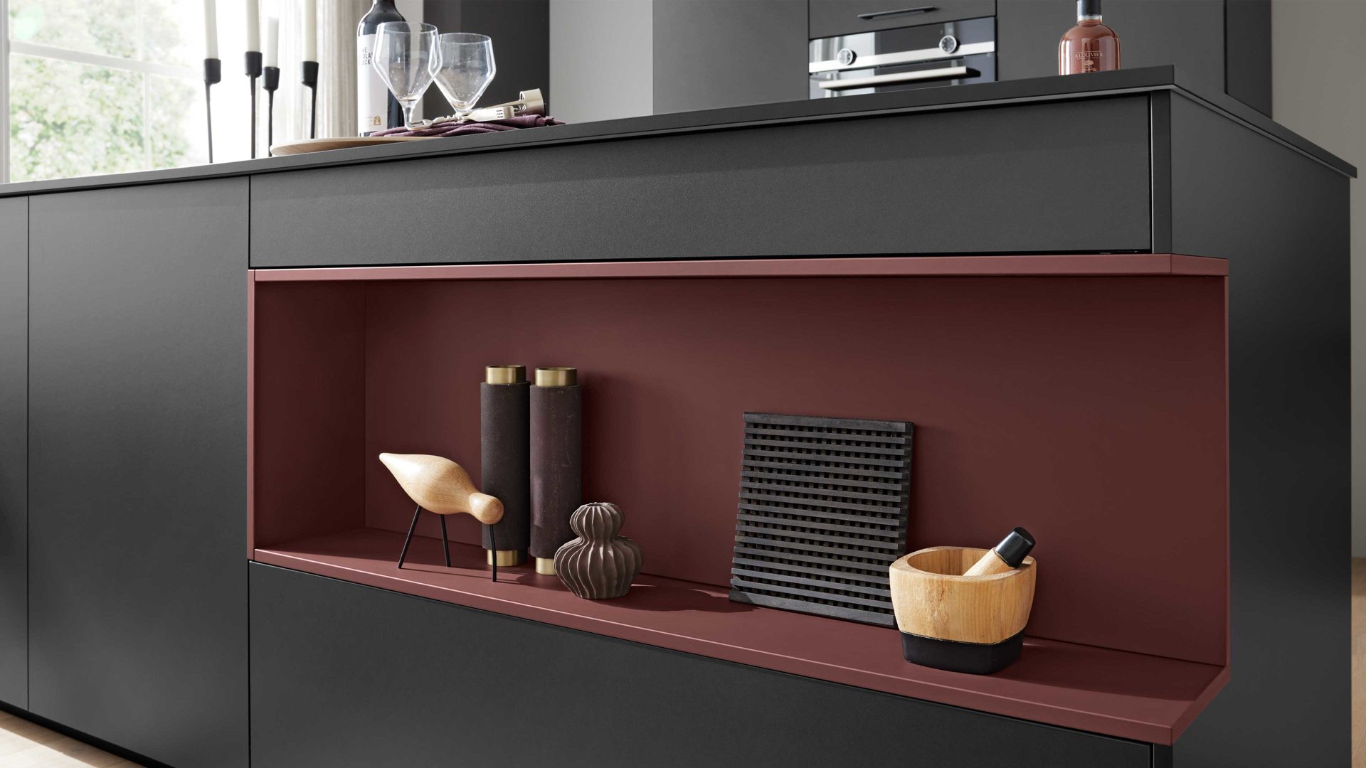 Einbauküche WERT KÜCHE® aus Holz in Schwarz WERT KÜCHE® Nora mit SIEMENS Einbaugeräten Lavaschwarz & Indischrot - zweizeilig