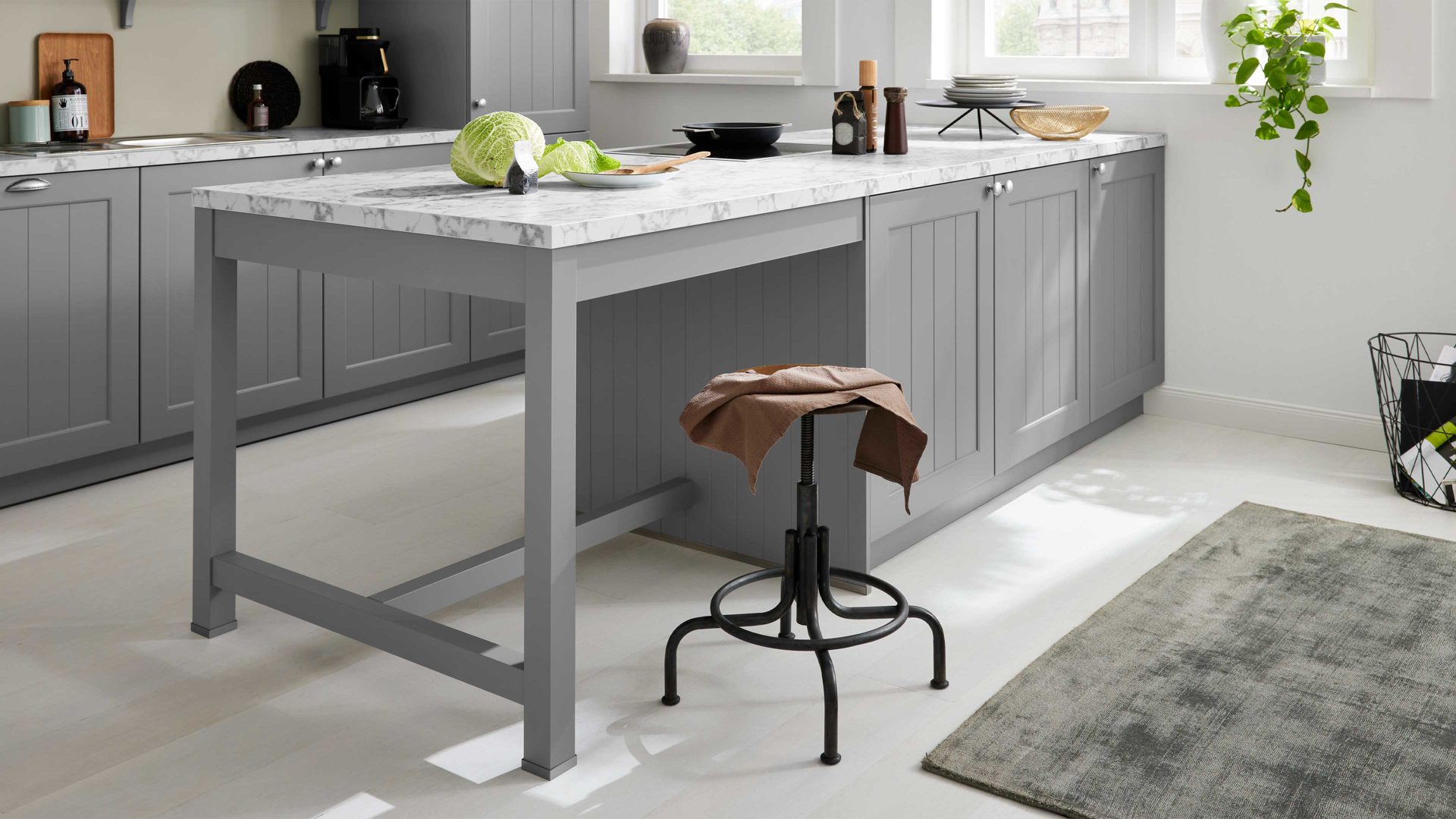 Einbauküche WERT KÜCHE® aus Holz in Grau WERT KÜCHE® Carina mit AEG Einbaugeräten Achatgrau Satin & Marmor bianco - zweiteilig