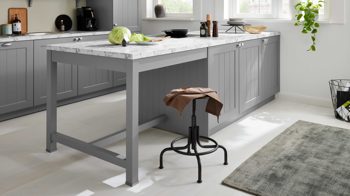 Einbauküche WERT KÜCHE® aus Holz in Grau WERT KÜCHE® Carina mit AEG Einbaugeräten Achatgrau Satin & Marmor bianco - zweiteilig