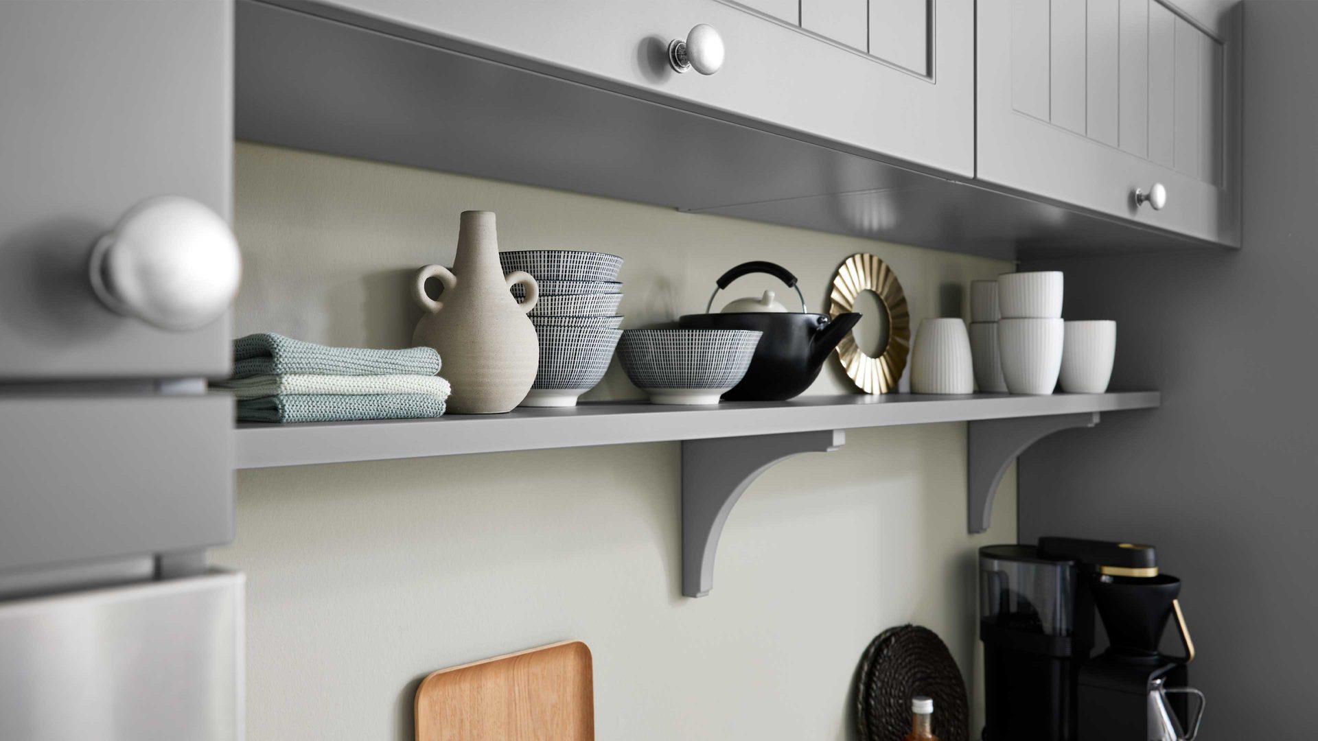 Einbauküche WERT KÜCHE® aus Holz in Dunkelgrau WERT KÜCHE® Carina mit AEG Einbaugeräten Achatgrau Satin & Marmor bianco - zweizeilig