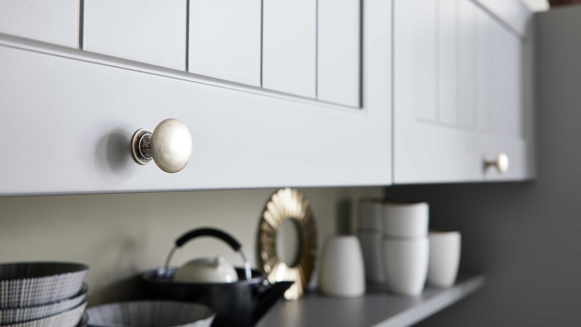 Einbauküche WERT KÜCHE® aus Holz in Grau WERT KÜCHE® Carina mit AEG Einbaugeräten Achatgrau Satin & Marmor bianco - zweiteilig