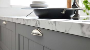 Einbauküche WERT KÜCHE® aus Holz in Dunkelgrau WERT KÜCHE® Carina mit AEG Einbaugeräten Achatgrau Satin & Marmor bianco - zweizeilig