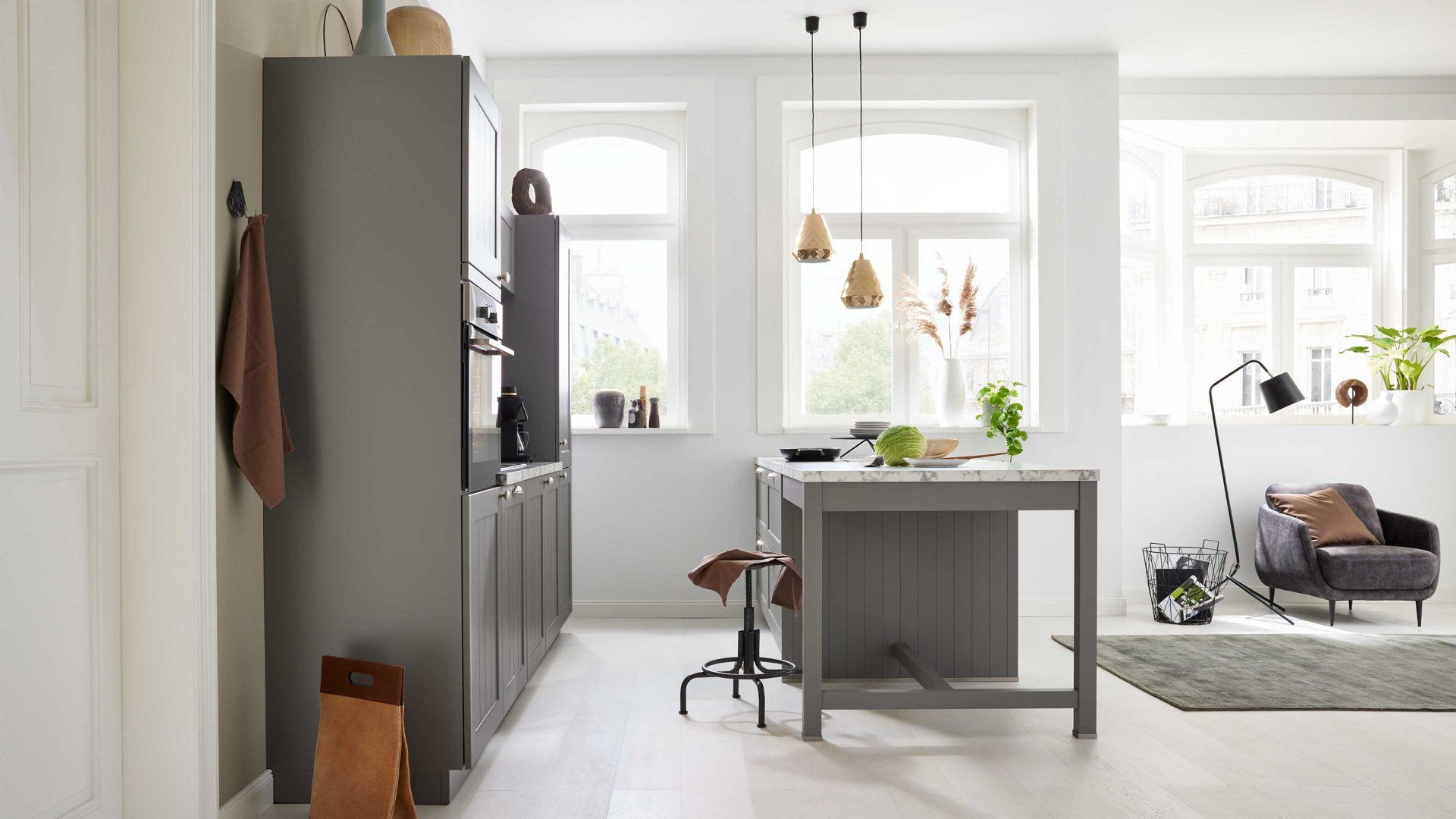 Einbauküche WERT KÜCHE® aus Holz in Dunkelgrau WERT KÜCHE® Carina mit AEG Einbaugeräten Achatgrau Satin & Marmor bianco - zweizeilig