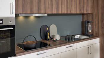 Einbauküche WERT KÜCHE® aus Holz in Weiß WERT KÜCHE® Nora mit AEG Einbaugeräten Muschelweiß & Bergamo Nussbaum - zweiteilig