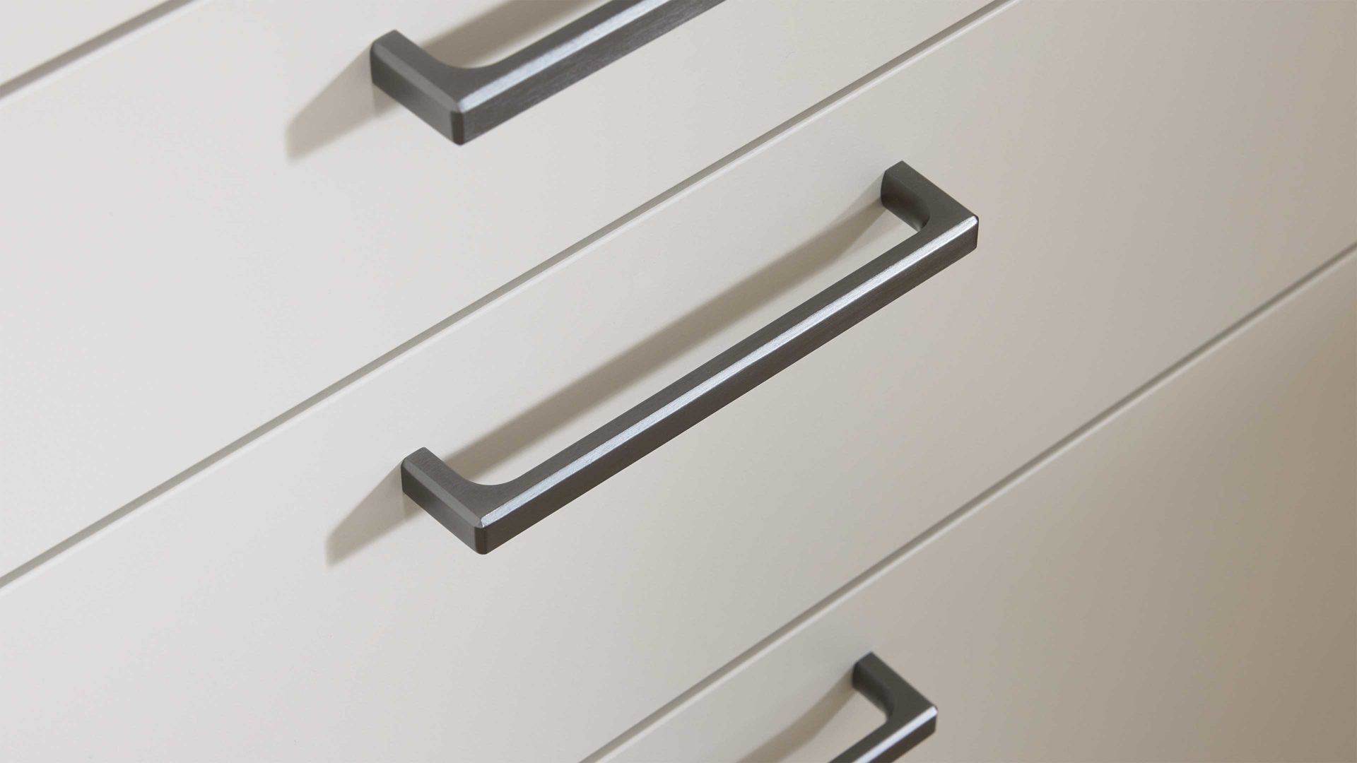 Einbauküche WERT KÜCHE® aus Holz in Weiß WERT KÜCHE® Nora mit AEG Einbaugeräten Muschelweiß & Bergamo Nussbaum - zweiteilig