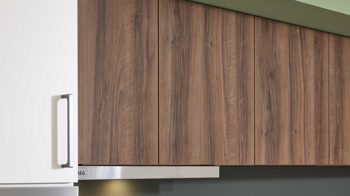 Einbauküche WERT KÜCHE® aus Holz in Weiß WERT KÜCHE® Nora mit AEG Einbaugeräten Muschelweiß & Victoria Nussbaum - zweizeilig