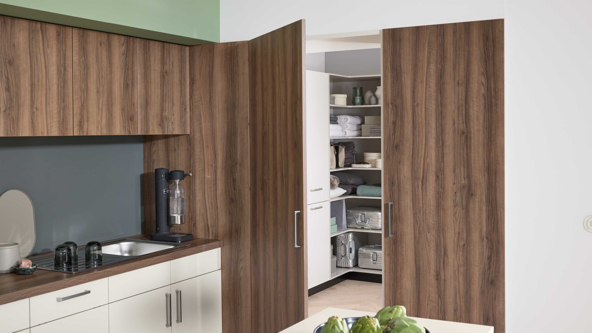 Einbauküche WERT KÜCHE® aus Holz in Weiß WERT KÜCHE® Nora mit AEG Einbaugeräten Muschelweiß & Victoria Nussbaum - zweizeilig