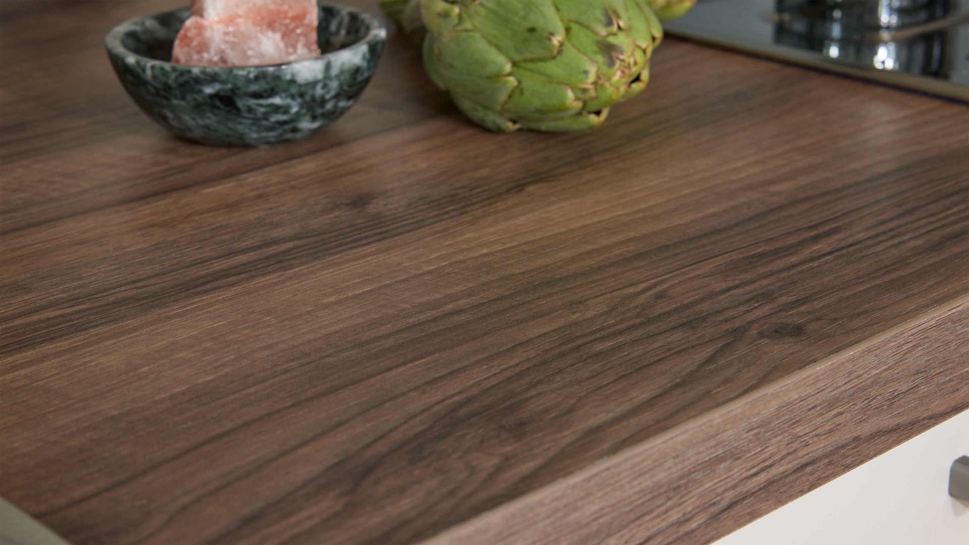 Einbauküche WERT KÜCHE® aus Holz in Weiß WERT KÜCHE® Nora mit AEG Einbaugeräten Muschelweiß & Bergamo Nussbaum - zweiteilig