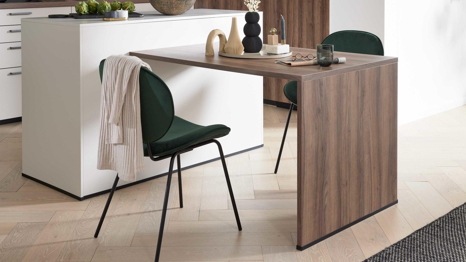 Einbauküche WERT KÜCHE® aus Holz in Weiß WERT KÜCHE® Nora mit AEG Einbaugeräten Muschelweiß & Bergamo Nussbaum - zweiteilig