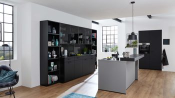 Einbauküche WERT KÜCHE® aus Holz in Schwarz WERT KÜCHE® Franziska mit AEG Einbaugeräten Onyxschwarz & Achatgrau - dreiteilig