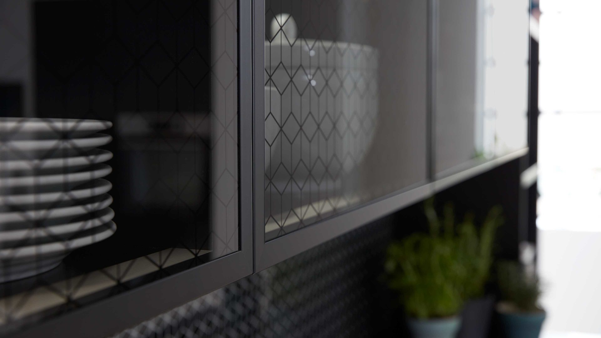 Einbauküche WERT KÜCHE® aus Holz in Schwarz WERT KÜCHE® Franziska mit AEG Einbaugeräten Onyxschwarz & Achatgrau - dreiteilig