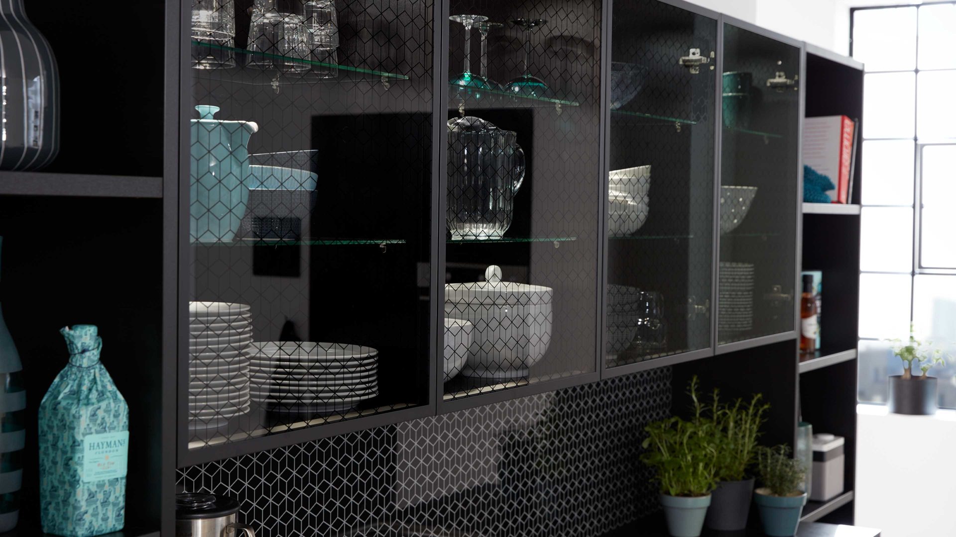 Einbauküche WERT KÜCHE® aus Holz in Schwarz WERT KÜCHE® Franziska mit AEG Einbaugeräten Onyxschwarz & Achatgrau - dreizeilig