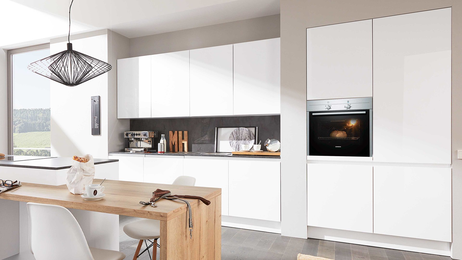 Einbauküche WERT KÜCHE® aus Holz in Weiß WERT KÜCHE® Uni Gloss mit SIEMENS Einbaugeräten Kristallweiß - dreizeilig