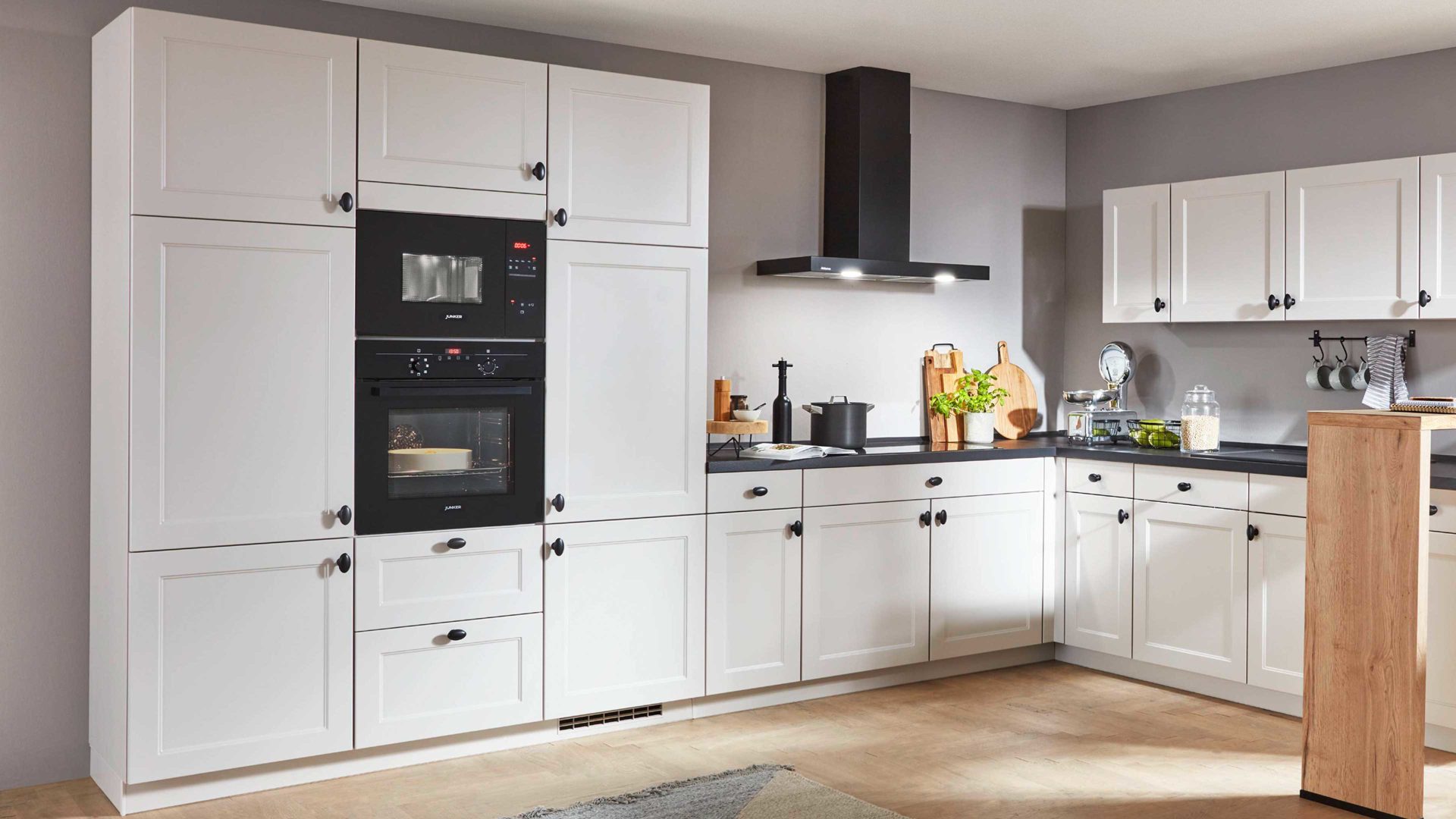 Einbauküche Nobilia® aus Holz in Weiß nobilia® Einbauküche Chalet mit Elektrogeräten Magnolia & Eiche Sierra - Stellfläche ca. 405 x 265 cm