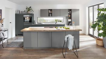 Einbauküche Nobilia® aus Holz in Dunkelgrün nobilia® Einbauküche Easytouch mit BORA Muldenlüfter Mineralgrün & Taupegrau – zweizeilig
