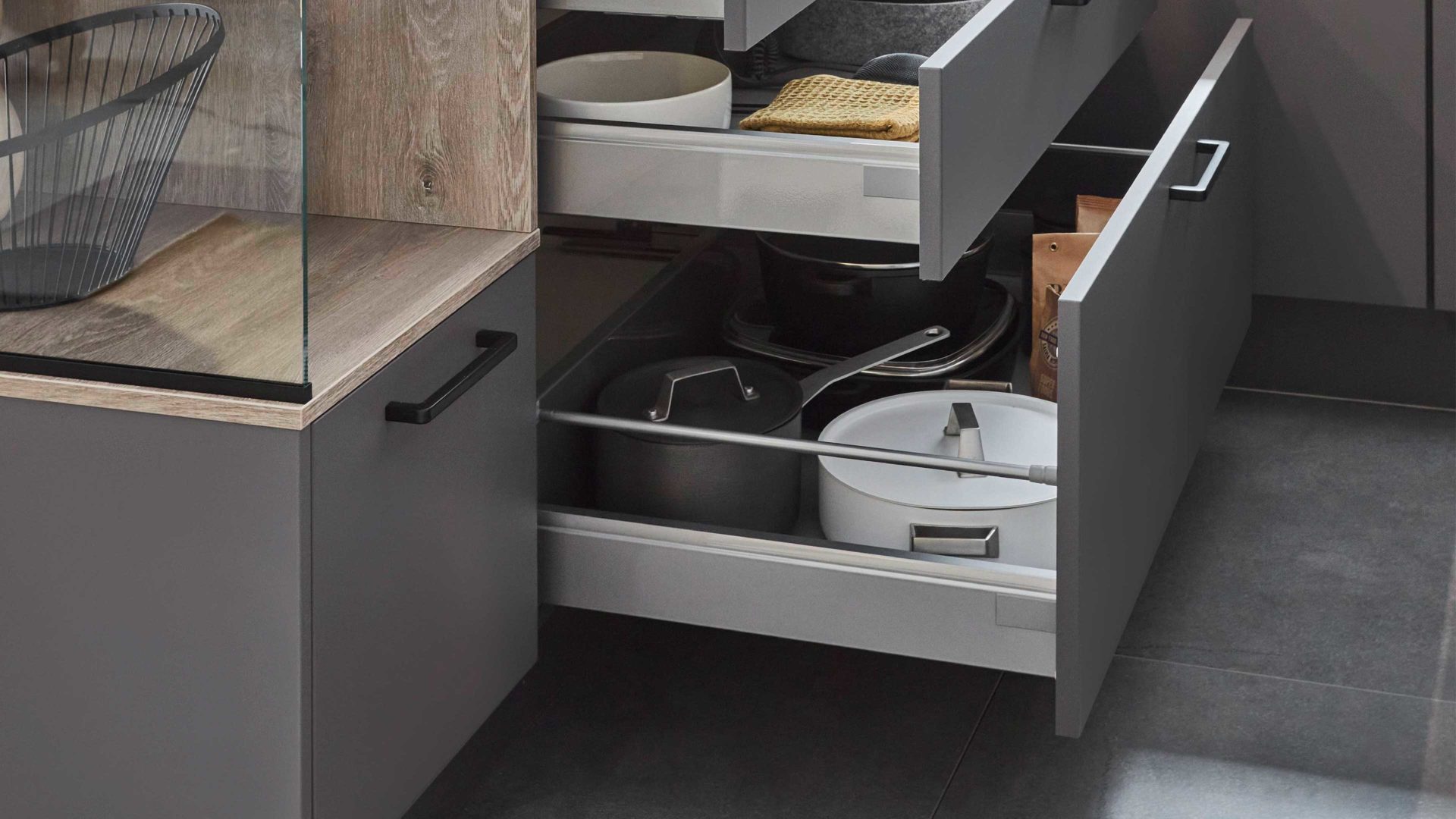 Einbauküche Nobilia® aus Holz in Dunkelgrau nobilia® Einbauküche Touch mit Einbaugeräten Schiefergrau & Eiche Bergamo - Stellfläche ca. 309 x 308 cm