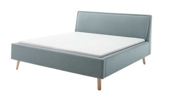 Bettgestell Meise.möbel aus Stoff in Blau Polsterbettgestell Frieda mit Bettkasten eisblauer Bezug Sawana 72 & eichfarbene Holzfüße - Liegefläche ca. 160 x 200 cm