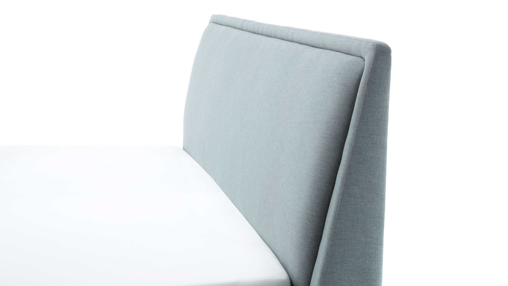 Bettgestell Meise.möbel aus Stoff in Blau Polsterbettgestell Frieda mit Bettkasten eisblauer Bezug Sawana 72 & eichefarbene Holzfüße - Liegefläche ca. 180 x 200 cm