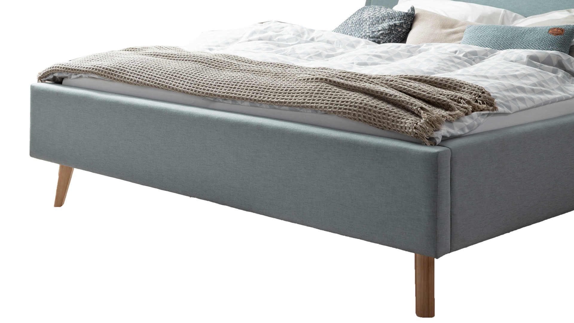 Bettgestell Meise.möbel aus Stoff in Blau Polsterbettgestell Frieda eisblauer Bezug Sawana 72 & eichefarbene Holzfüße - Liegefläche ca. 160 x 200 cm