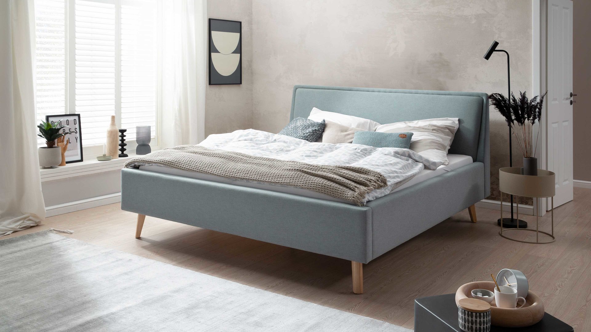 Bettgestell Meise.möbel aus Stoff in Blau Polsterbettgestell Frieda eisblauer Bezug Sawana 72 & eichefarbene Holzfüße - Liegefläche ca. 160 x 200 cm