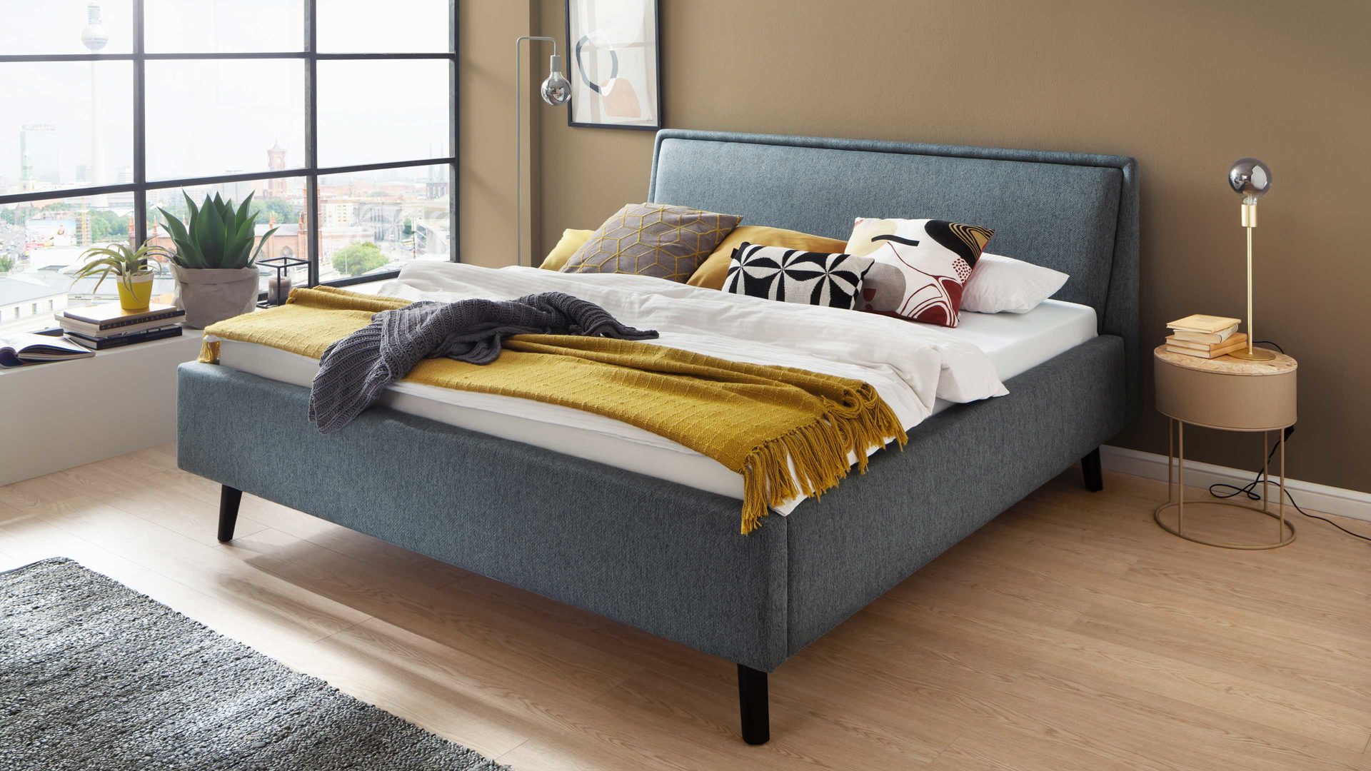 Bettgestell Meise.möbel aus Stoff in Blau Polsterbettgestell Frieda oceanfarbener Bezug Stelar 39 & schwarze Holzfüße - Liegefläche ca. 160 x 200 cm