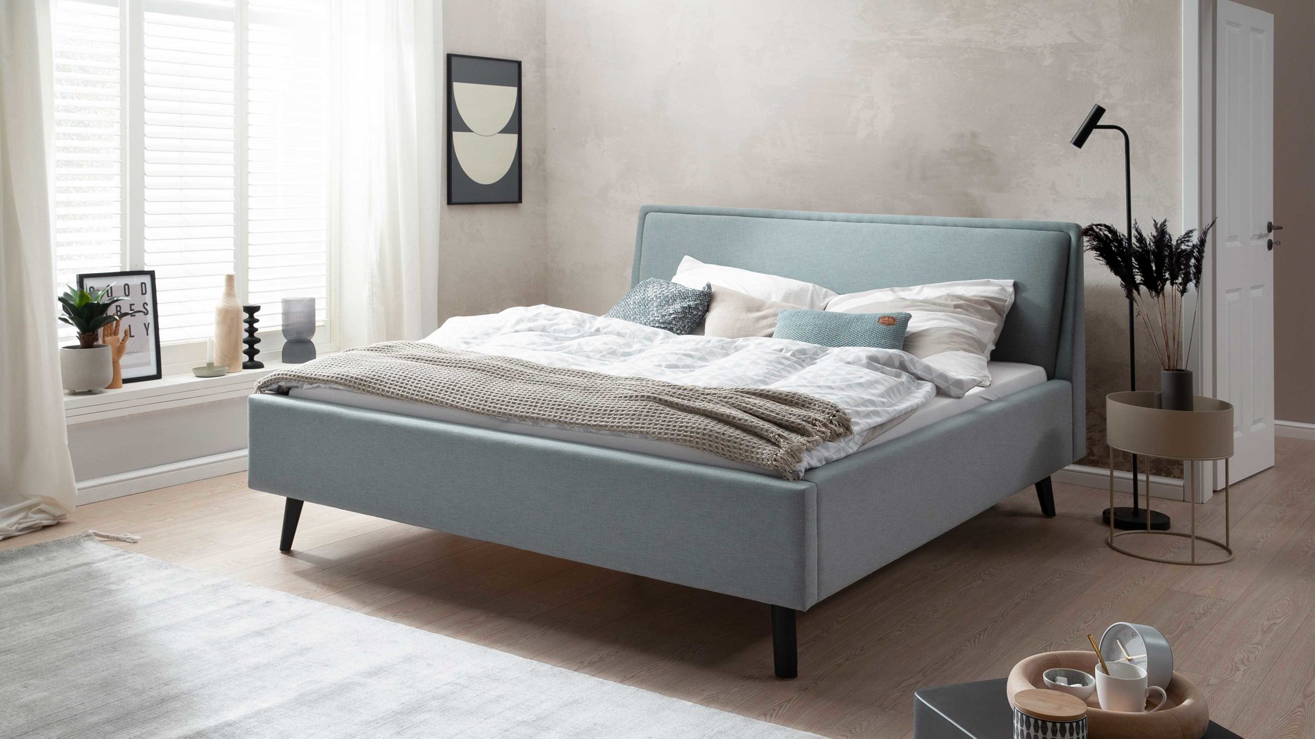 Bettgestell Meise.möbel aus Stoff in Blau Polsterbettgestell Frieda eisblauer Bezug Sawana 72 & schwarze Holzfüße - Liegefläche ca. 160 x 200 cm