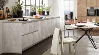 Einbauküche WERT KÜCHE® aus Holz in Holzfarben WERT KÜCHE® Ella mit AEG Einbaugeräten Quarzgrau, Asteiche & Salbeigrün - dreiteilig