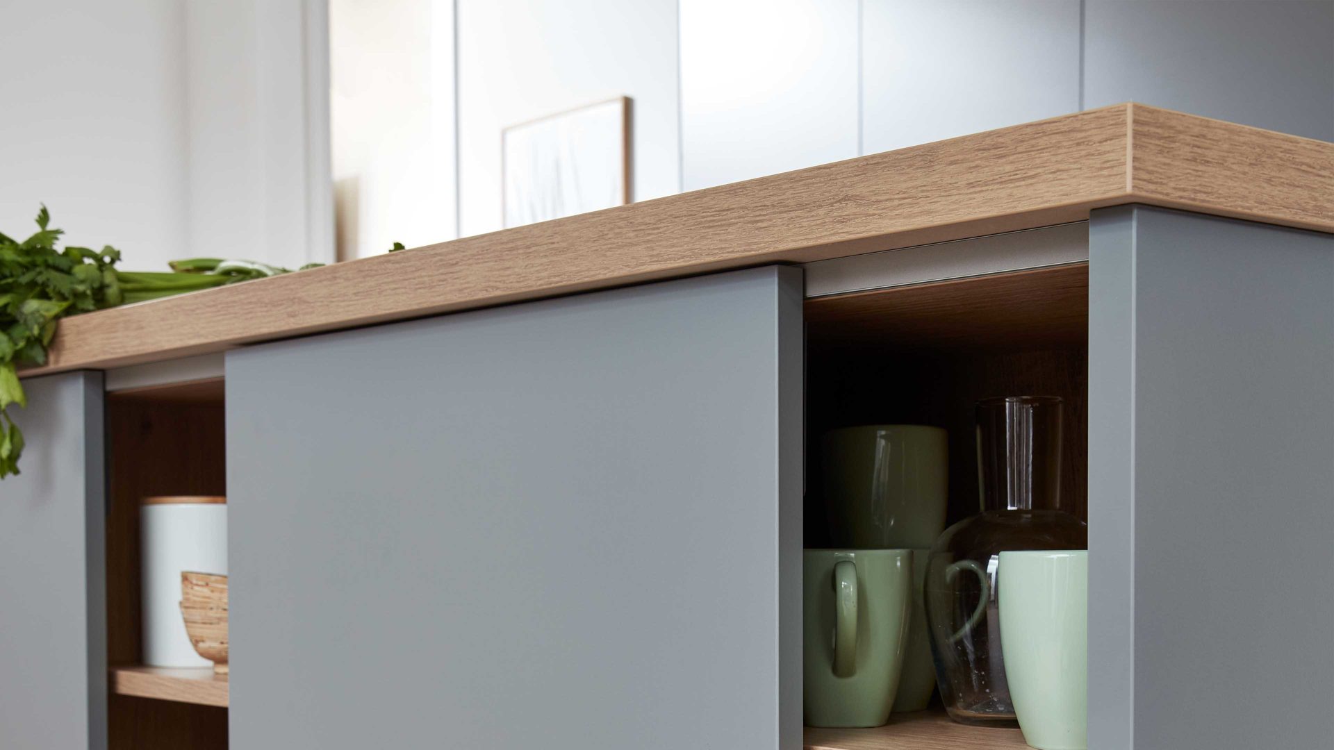 Einbauküche WERT KÜCHE® aus Holz in Grau WERT KÜCHE® Nora mit SIEMENS Einbaugeräten Achatgrau & Wildeiche - zweiteilig