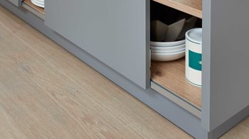 Einbauküche WERT KÜCHE® aus Holz in Dunkelgrau WERT KÜCHE® Nora mit SIEMENS Einbaugeräten Achatgrau & Wildeiche - zweizeilig