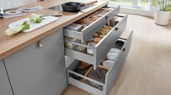 Einbauküche WERT KÜCHE® aus Holz in Grau WERT KÜCHE® Nora mit SIEMENS Einbaugeräten Achatgrau & Wildeiche - zweiteilig