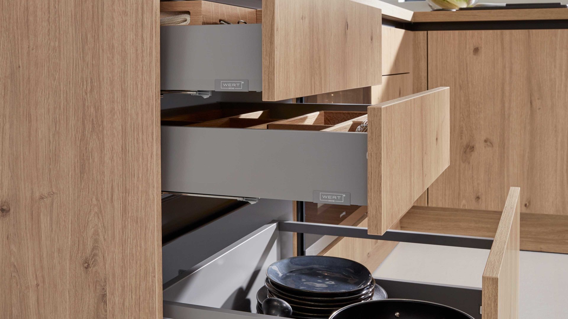 Einbauküche WERT KÜCHE® aus Holz in Schwarz WERT KÜCHE® Barbara mit privileg Einbaugeräten Wildeiche & Onyxschwarz – Stellfläche ca. 247 x 400 cm