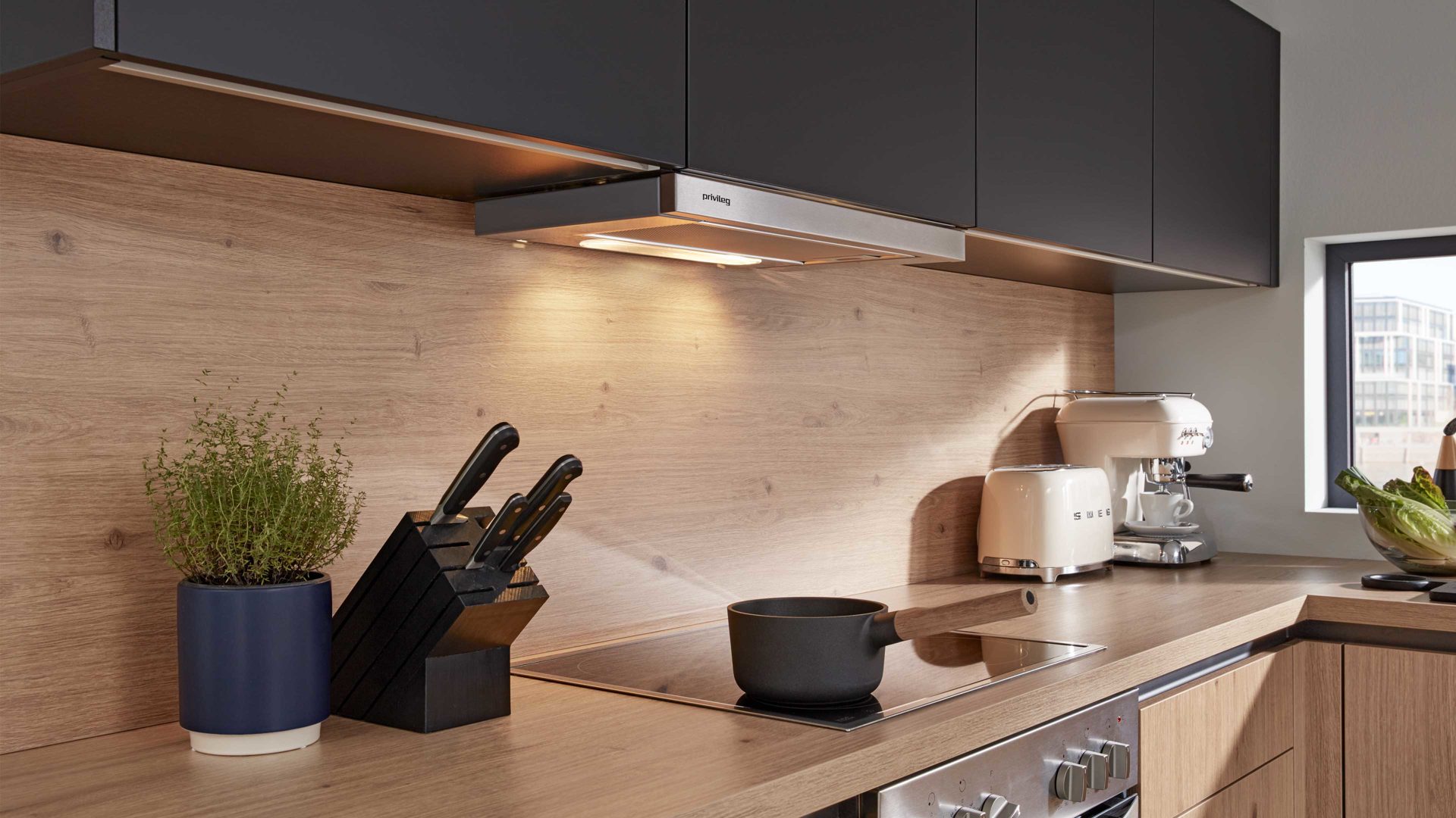 Einbauküche WERT KÜCHE® aus Holz in Schwarz WERT KÜCHE® Barbara mit privileg Einbaugeräten Wildeiche & Onyxschwarz – Stellfläche ca. 247 x 400 cm