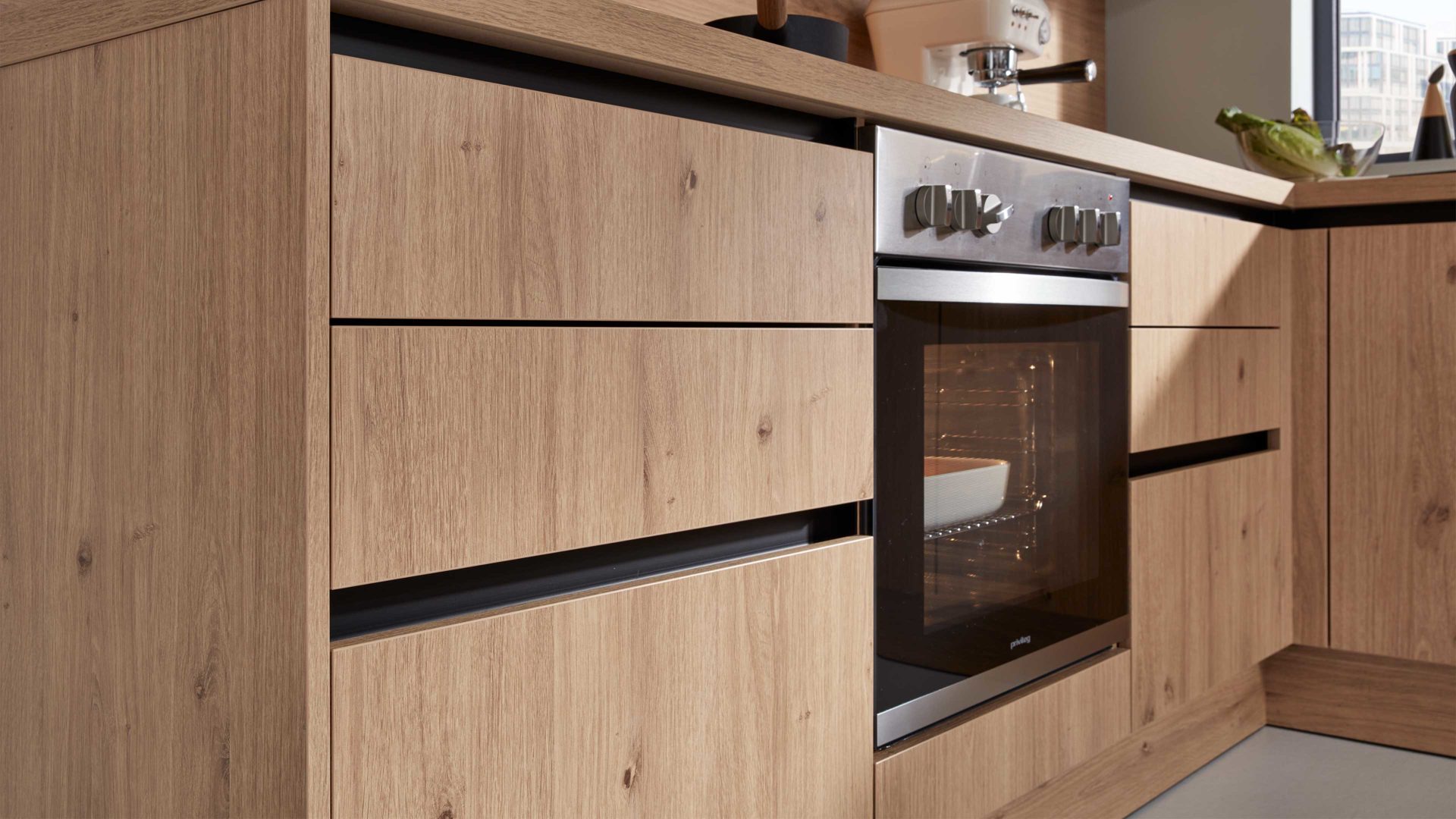 Einbauküche WERT KÜCHE® aus Holz in Schwarz WERT KÜCHE® Barbara mit privileg Einbaugeräten Wildeiche & Onyxschwarz – Stellfläche ca. 247 x 400 cm